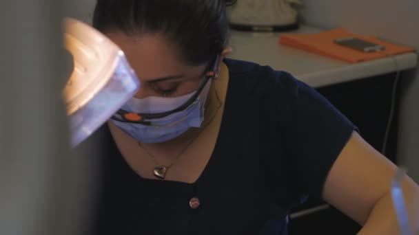 Dolly di un dentista che lavora nella sua clinica . — Video Stock