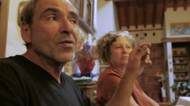 Yemek masasında konuşan bir adam düşük açılı