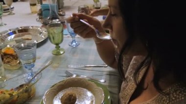 Çekici bir kadın matzo topu çorba yemek