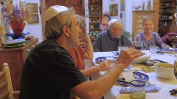 An elder man explains the significance of Matzah at a seder — Stock Video