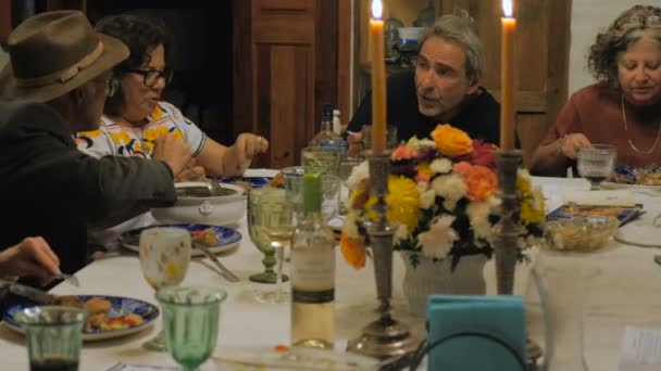 Ручной прием группы людей, наслаждающихся своим ужином на празднике — стоковое видео