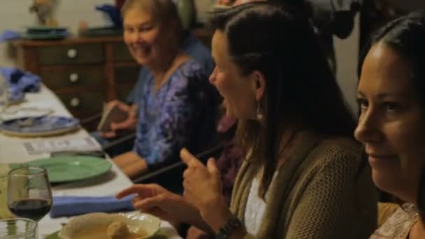 A la gente se le sirve sopa de bolas matzah en una mesa de cena. — Vídeos de Stock