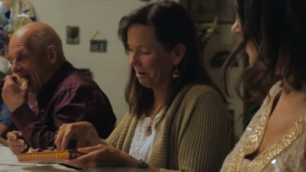 Bir tablo pass gıda birbirlerine oturan insanların büyük bir grup — Stok video