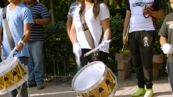 Les jeunes membres du groupe s'entraînent à la batterie dans le parc Benito Juarez — Video