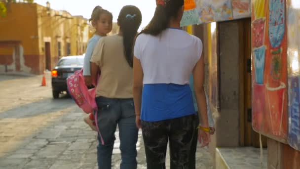 Câmera segue 4 meninas enquanto elas descem a rua no México — Vídeo de Stock
