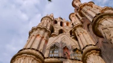 San Miguel de Allende Jardin Parroquia düşük açılı pan