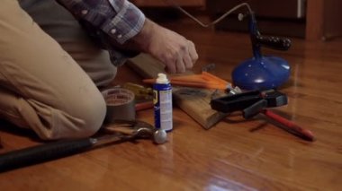 Sinirli bir müteahhit koli bandı elleri kapalı almaya çalıştığında