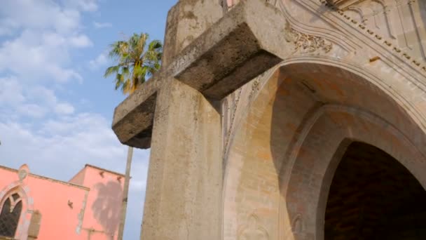 Steadicam da cruz no jardin no Parroquia em San Miguel de Allende — Vídeo de Stock