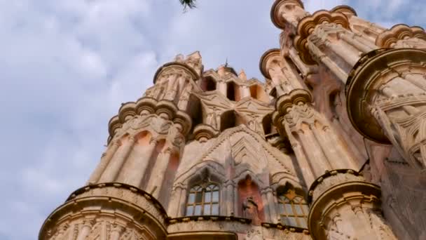 Panorama de ángulo bajo de la Parroquia en el Jardín de San Miguel de Allende — Vídeos de Stock