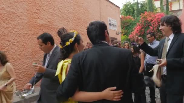 結婚式のゲストのグループは、メキシコの街で祝う — ストック動画