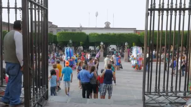 En skara av mexikanska turister samlas i Jardin - steadicam sköt — Stockvideo