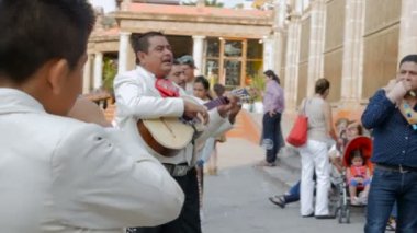 Turist ile radyo sinyalleriyle iletilen için mariachi grup üyeleri gerçekleştirmek