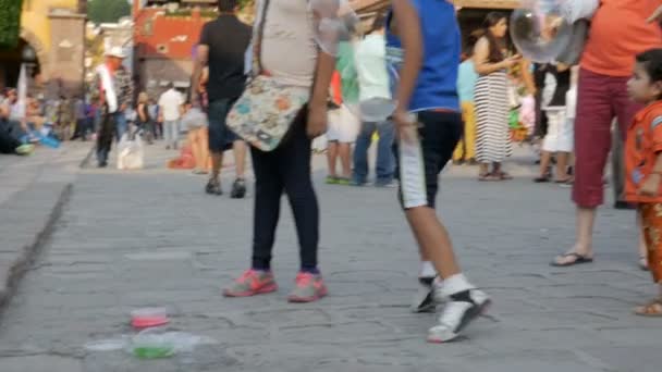 子供がスローモーションでメキシコ ジャルダンで大きなシャボン玉で遊びました — ストック動画