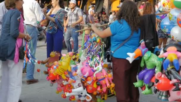 一个胖女人卖气球和玩具在慢动作的公园 — 图库视频影像