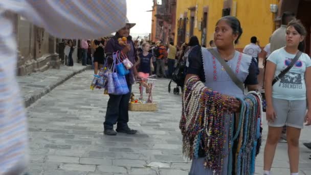 Mexikanische Straßenhändler verkaufen Waren auf der Straße — Stockvideo