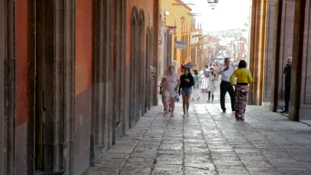 Turisté chodí v ulicích uzavřena pro dopravu v pomalém pohybu — Stock video