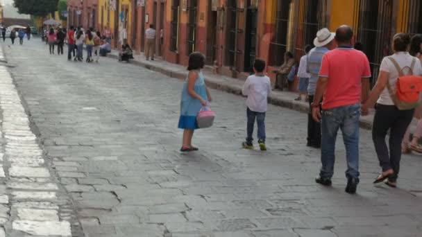 Mexické turisté se bavit v uzavřené mimo ulice v pomalém pohybu — Stock video