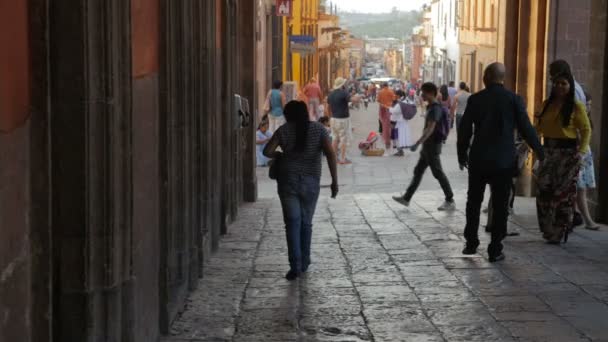 Turistas caminham pelas ruas fechadas de San Miguel de Allende em câmera lenta — Vídeo de Stock