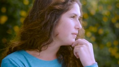 Genç bir kadın mesafe düşünme ve endişeli kapalı bakar