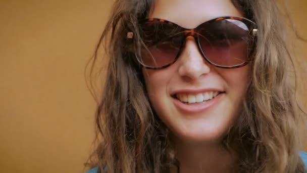 Close up retrato de uma jovem mulher com cabelos longos sorrindo para a câmera — Vídeo de Stock