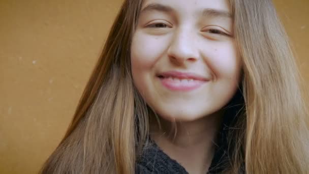 Portrait d'une jeune adolescente attrayante souriante et renonçant à la caméra — Video