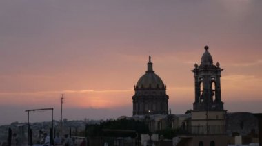 San Miguel de Allende Meksika sömürge kilisesi ile gün batımı hızlandırılmış