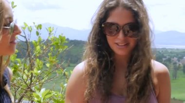 Üç genç kız gülmek ve slowmo dışında birbirleriyle konuşmak