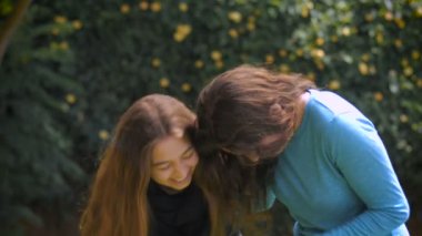 İki genç kız kardeş yavaşmo kamera için gülümseme ve gülmek