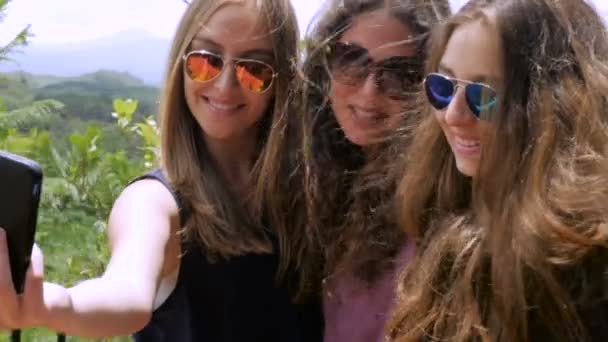 Teen girls with beautiful long hair take selfies in slowmo — Stock Video