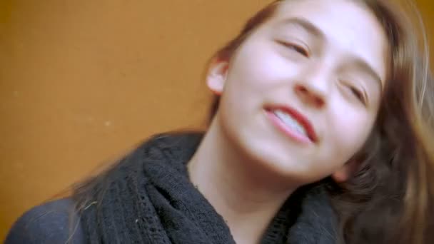 Una bella ragazza adolescente gira i capelli e sorride in slow mo — Video Stock