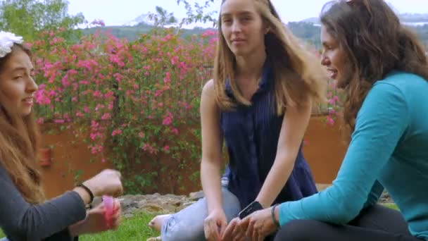 Tres adolescentes giran y miran a la cámara mirando preocupados en slow mo — Vídeo de stock