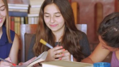 Üç güzel genç kadın birlikte kitap ve teknoloji ile öğrenmek