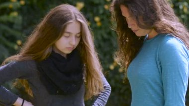 İki genç yan yana kızgın ve öfkeli seyir standı