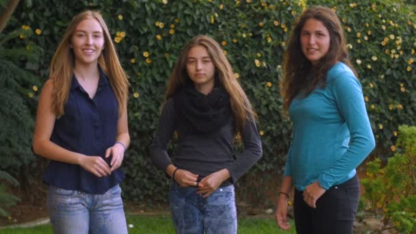 Trois adolescentes mignonnes dansent et s'amusent ensemble au ralenti — Video