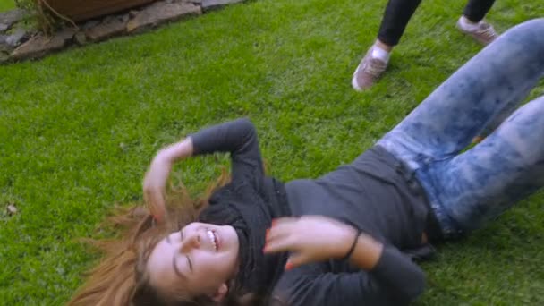Une adolescente est enlevée de l'herbe par ses amis et danse ensuite au ralenti 