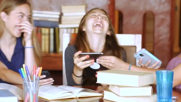 Eine Gruppe hübscher Teenager-Mädchen lacht mit ihren Mobilgeräten — Stockvideo