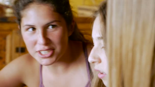 Trois belles adolescentes s'assoient l'une à côté de l'autre en collaborant - portable 