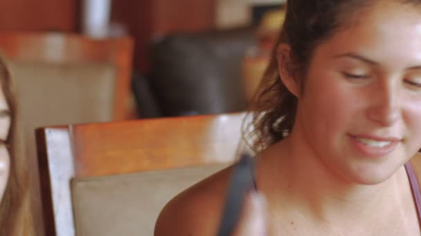 Gros plan d'un groupe de belles adolescentes regardant leurs téléphones cellulaires 