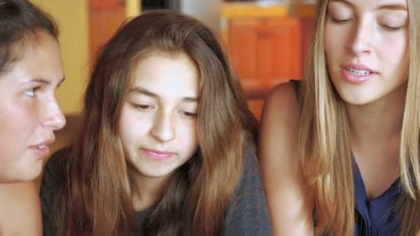 Mano sostenida de cerca de tres jóvenes adolescentes que trabajan estrechamente juntas — Vídeos de Stock