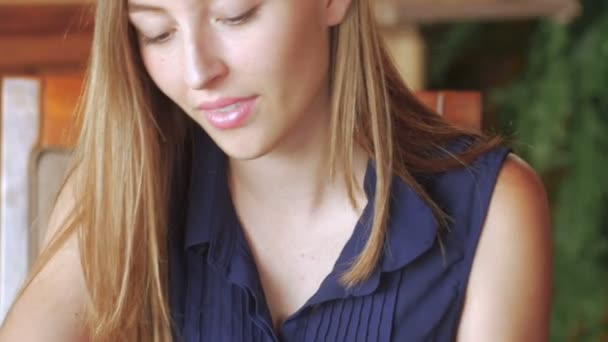 Gros plan de trois jolies adolescentes qui travaillent ensemble sur un rapport scolaire 