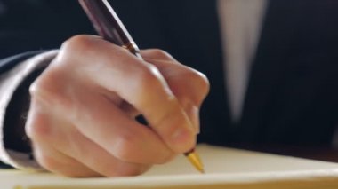 Yasal not defterinde yazım kalemi ile iş adamı el closeup