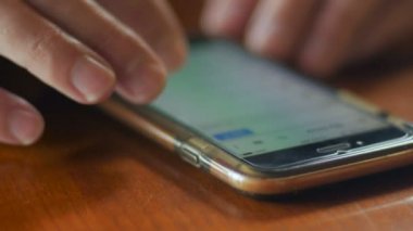 E-posta ve akıllı telefon modülleri ile kaydırma adam closeup