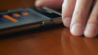 Adam grafikler kaydırır ve dolly kadar akıllı telefonuna çözümlenirken verileri kapatın