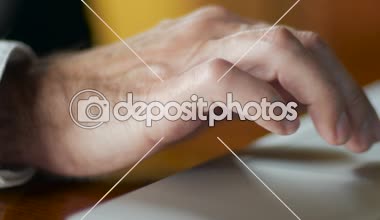 Dolly işadamı dizüstü bilgisayar izleme yüzeyi üzerinde kaydırma