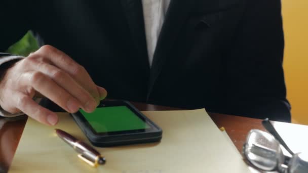 Geschäftsmann benutzt Handy mit grünem Bildschirm beim Kaffeetrinken — Stockvideo