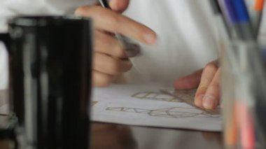 Dolly el kalem ve kağıt darmadağın masasında tarafından tasarımcı tasarım