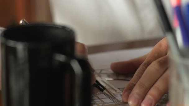 Handheld zblízka inženýr navrhování ručně s tužkou a papírem — Stock video