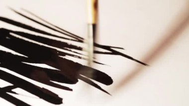 Siyah mürekkep ile kağıt üzerine çizim.