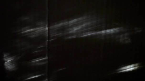 Solstråler som beveger seg langs en teksturert hvit vegg . – stockvideo