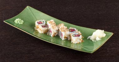 Uçan balık Karaca ile bir tabakta suşi rulo 